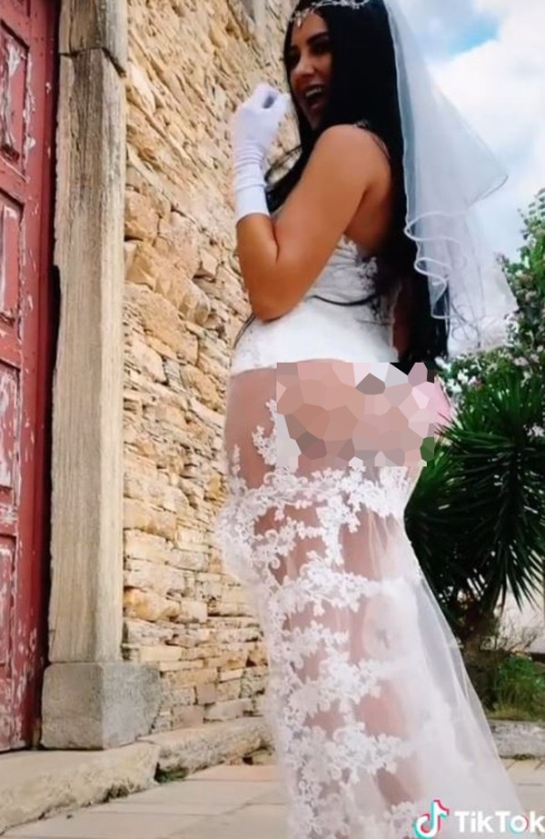 Chọn thiết kế soiree trắng hở bạo cả trước lẫn sau, cô dâu khiến người nhìn “ngượng chín mặt”. Nhận về không ít bình luận tiêu cực song cô gái dường như không mấy bận tâm.