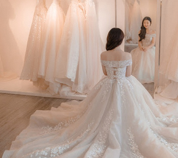 Ngày trọng đại, cô dâu sẽ trang điểm, lựa chọn trang phục lộng lẫy để xinh đẹp, trở thành tâm điểm giữa đám đông. Đáp ứng nhu cầu này, thị trường váy cưới rất đa dạng, có vô số kiểu dáng và màu sắc để chị em lựa chọn. (Ảnh minh họa)