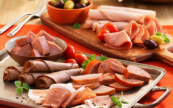 Nhìn chung, nitrat là thành phần không được “hoan nghênh” trong bữa ăn. Vậy nhưng, ngay cả sản phẩm có nhãn “không chứa nitrat” chưa chắc đã an toàn 100%. Chúng có thể chứa thành phần sunfat, phốt phát, BHT, BHA... không có lợi. Bạn cần đọc kĩ thông tin thành phần sản phẩm để có lựa chọn phù hợp.