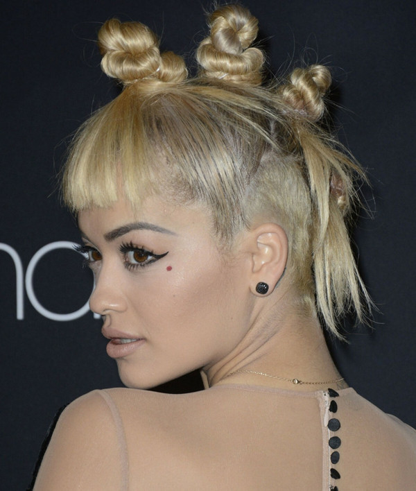 Tương tự, ca sĩ Rito Ora cũng khiến người hâm mộ thất vọng khi xuất hiện với mái tóc búi “trẻ trâu”. Mái tóc bạch kim vốn là điểm nhấn của nữ ca sĩ người Anh nay lại thành yếu tố “dìm” nhan sắc thê thảm.