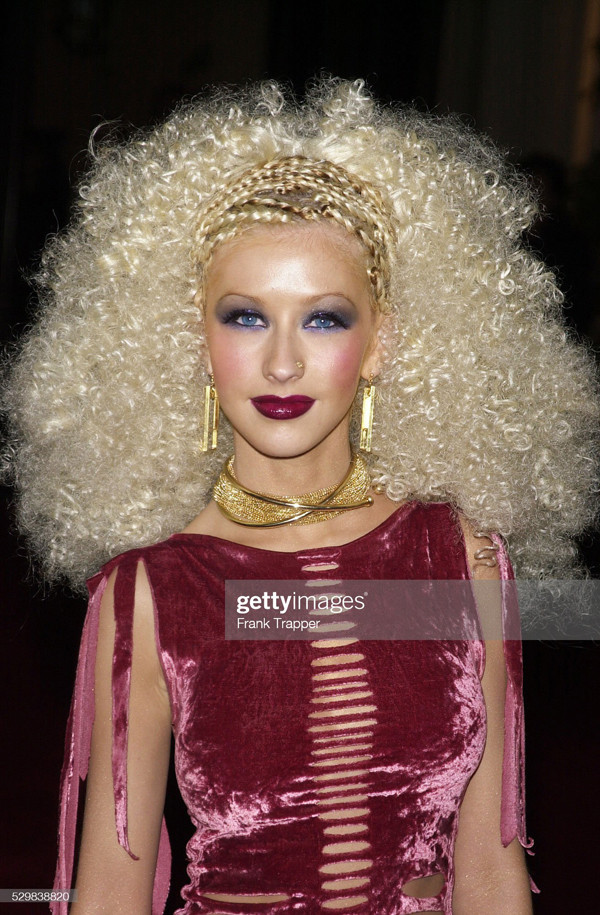 Christina Aguilera trông như một cô búp bê xinh đẹp với mái tóc bông xù.