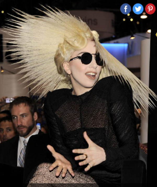 Lady Gaga lại khiến người khác không thể rời mắt với kiểu tóc độc lạ, xòe như lá cọ. Dù có chút độc dị song hầu hết mọi người đều công nhận kiểu tóc này khiến mỹ nhân người Mỹ thêm phần mặn mà.