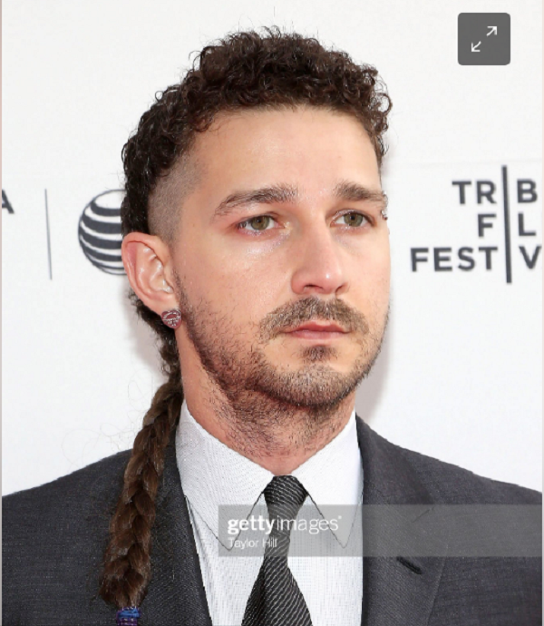 Shia LaBeouf thay đổi với kiểu tóc tết đuôi sam độc lạ. Nếu như phần đỉnh đầu vẫn giữ được nét nam tính thì phần đuôi tóc lại vô cùng khác biệt, được tết lại gọn gàng.
