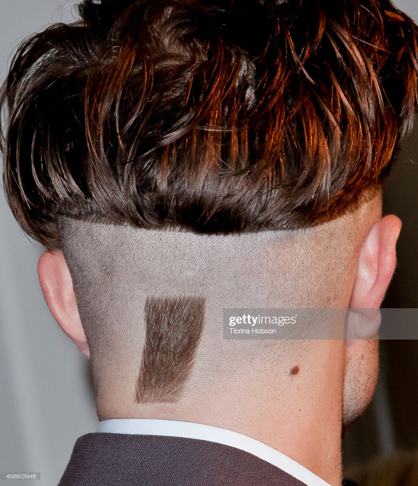 Nhìn đằng trước, kiểu tóc của Robert Pattinson không có gì đặc biệt. Vậy nhưng nhìn từ phía sau, nhiều người không giấu nổi sự ngạc nhiên.