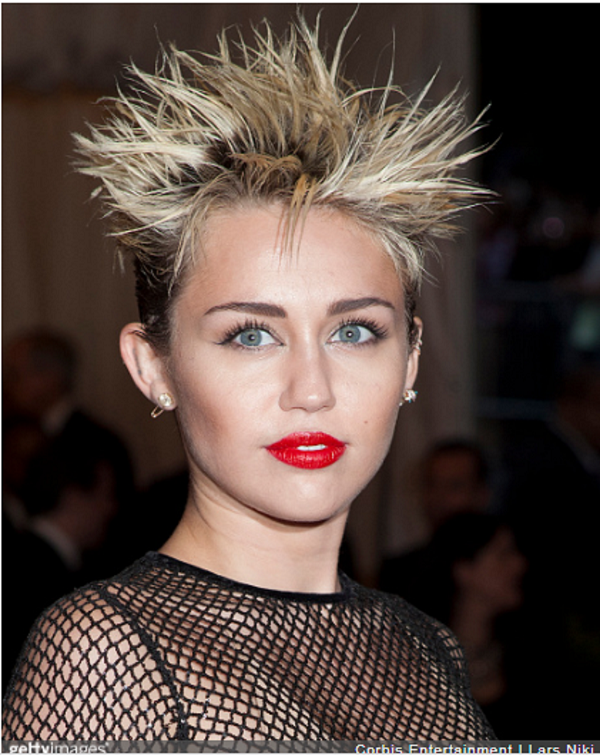 Ca sĩ, diễn viên Miley Cyrus nổi tiếng cá tính cũng từng xuất hiện với kiểu tóc độc dị. Nhìn ngắm cô nàng, không ít người liên tưởng đến bộ lông nhím xù xì.
