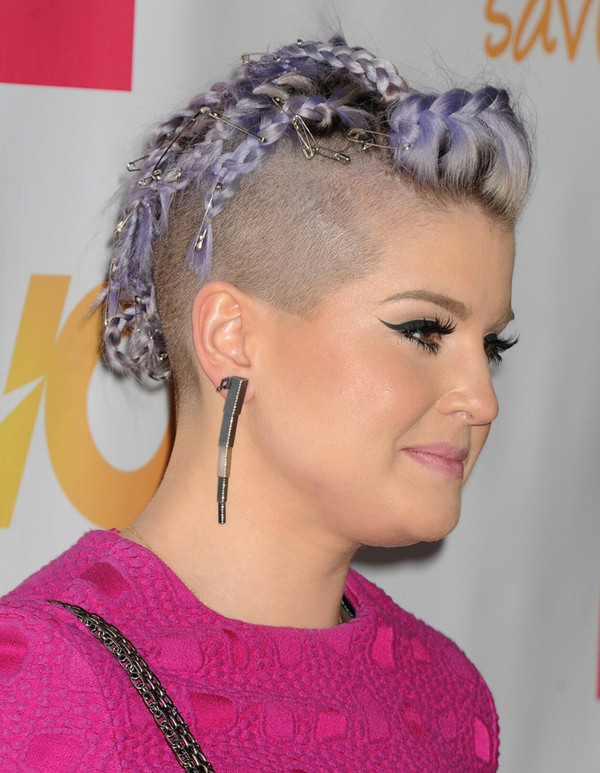 Kelly Osbourne là diễn viên, người mẫu, ca sĩ, nhà thiết kế thời trang có tên tuổi tại Anh. Làm việc trong lĩnh vực nghệ thuật, không khó hiểu vì sao cô nàng lại có gu thẩm mỹ độc đáo. Thường xuyên xuất hiện với mái tóc ánh tím “thương hiệu”, lần này Kelly Osbourne tạo ấn tượng mạnh với kiểu tóc undercut (cạo hai bên), tết bím trên đỉnh đầu.