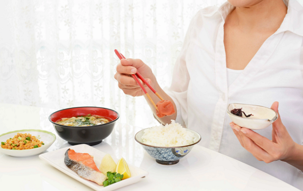 Người Trung Quốc xưa có câu: Đi 100 bước sau bữa ăn, sống đến 99 tuổi. Trong khi đó, chuyên gia cho rằng đi bộ ngay sau bữa ăn là không khoa học, có hại cho sức khỏe. Nguyên nhân bởi sau khi ăn no, máu sẽ tập trung ở bộ phận tiêu hóa, thúc đẩy tiêu hóa và hấp thụ thức ăn. Hoạt động gắng sức ngay sau ăn sẽ khiến lượng máu tới dạ dày bị ảnh hưởng. Thậm chí có thể gây đau dạ dày, buồn nôn, khó tiêu và các vấn đề tiêu hóa khác. (Ảnh: Sohu, minh họa)