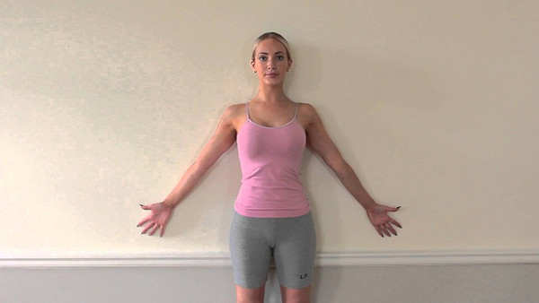 Đứng sau ăn. So với tư thế nằm, đứng ngay sau ăn được đánh giá hỗ trợ đốt cháy calo tốt hơn. Với người khỏe mạnh, nó cũng góp phần thúc đẩy khí huyết lưu thông, nâng cao hiệu quả làm việc sau đó.