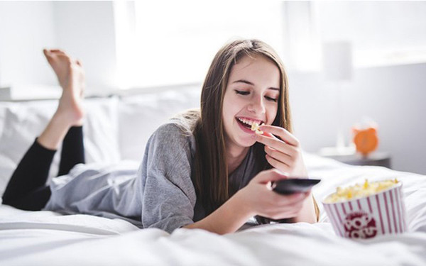 Nếu nằm ngay sau khi ăn, thực phẩm và dịch vị trong dạ dày có thể trào ngược lên thực quản, gây ra các vấn đề như trào ngược axit, ợ chua, tiềm ẩn các bệnh về tiêu hóa trong tương lai. Hơn nữa, nằm ngay sau ăn tạo điều kiện cho chất béo tích tụ, theo thời gian có thể gây béo phì.