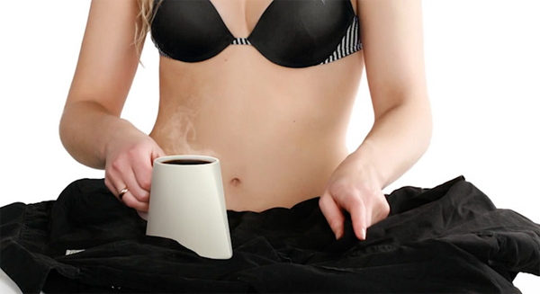 Tách cà phê tích hợp bàn là. Tích hợp bàn là với tách cà phê, nhà sản xuất hi vọng người dùng vừa thưởng thức đồ uống yêu thích, vừa tận dụng được hơi nóng của chúng để làm phẳng quần áo. Vậy nhưng, ý tưởng này khiến nhiều người e ngại cà phê có thể tràn ra ngoài làm bẩn trang phục. Mời độc giả xem thêm video: Phát minh độc đáo cứu người khỏi biển lửa. (Nguồn: VTC Now)