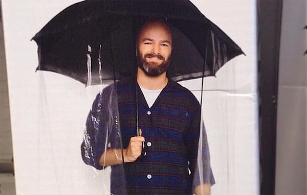 Ô che toàn thân. Đây là sáng tạo của các nhà thiết kế Nhật Bản. So với những chiếc ô thông thường, ô che toàn thân có độ che chắn cao, bảo vệ tối đa người dùng khi đi dưới trời mưa.