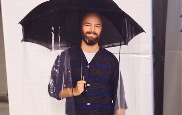 Ô che toàn thân. Đây là sáng tạo của các nhà thiết kế Nhật Bản. So với những chiếc ô thông thường, ô che toàn thân có độ che chắn cao, bảo vệ tối đa người dùng khi đi dưới trời mưa.