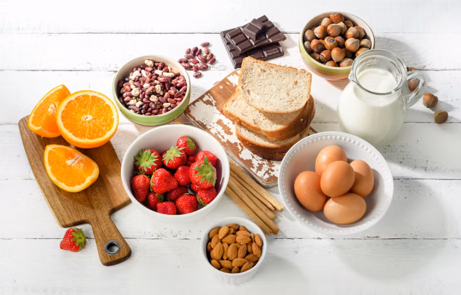  7. Thực phẩm bạn nhạy cảm Mụn trứng cá được cho rằng từ gốc căn bản là một chứng viêm. Cách thức mà thực phẩm có thể góp phần gây viêm là do sự nhạy cảm với thức ăn.