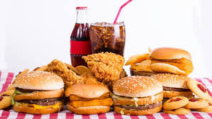  3. Thức ăn nhanh Mụn trứng cá có liên quan chặt chẽ với chế độ ăn theo phong cách phương Tây giàu calo, chất béo và carbohydrates tinh chế. Chẳng hạn như bánh mì kẹp thịt, xúc xích, khoai tây chiên, nước ngọt và sữa lắc...có thể làm tăng nguy cơ mụn trứng cá.