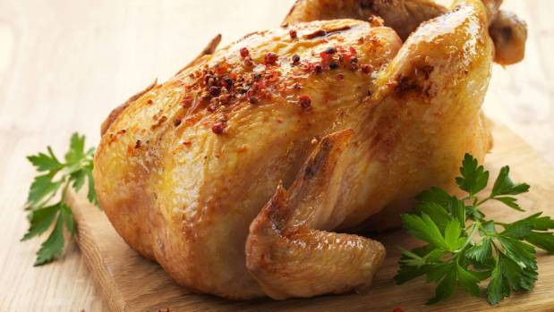  13. Gia cầm Khi bạn bị ốm, súp gà không chỉ là một món ăn ngon mà còn giúp cải thiện các triệu chứng cảm lạnh và cũng giúp bảo vệ bạn khỏi bị bệnh ngay từ đầu. Gia cầm, chẳng hạn như gà và gà tây, có nhiều vitamin B-6., một chất quan trọng trong nhiều phản ứng hóa học xảy ra trong cơ thể. Nó cũng quan trọng cho sự hình thành của các tế bào máu đỏ mới và khỏe mạnh.