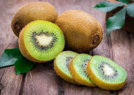  12. Kiwi Giống như đu đủ, kiwi có đầy đủ các chất dinh dưỡng cần thiết, bao gồm folate, kali, vitamin K và vitamin C. Vitamin C làm tăng bạch cầu để chống nhiễm trùng, trong khi các chất dinh dưỡng khác của kiwi giữ cho phần còn lại của cơ thể hoạt động bình thường.