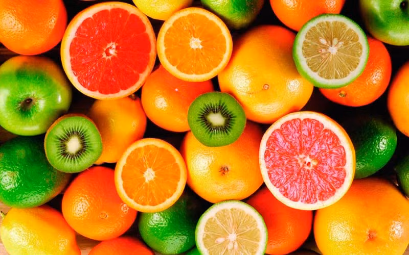  1. Trái cây có múi Vitamin C giúp xây dựng hệ miễn dịch của bạn, nhờ làm tăng sản xuất bạch cầu, là chìa khóa để chống lại nhiễm trùng. Bởi vì cơ thể chúng ta không sản xuất hoặc lưu trữ vitamin C vì vậy cần bổ sung hàng ngày. Hầu như tất cả các loại trái cây họ cam quýt đều giàu vitamin C.