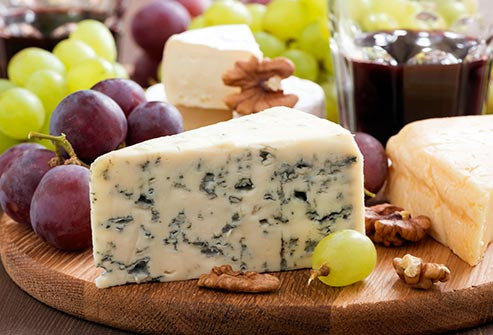  Tránh những yếu tố gây đau Đau nửa đầu đôi khi có liên quan đến thức ăn hoặc các điều kiện xung quanh bạn. Tìm hiểu những gì có thể gây nên những cơn đau và tránh nó. Một số điểm thức ăn gây đau phổ biến là rượu vang đỏ, phô mai ủ lên men và thịt được bảo quản. Đèn sáng, độ cao và mùi mạnh cũng có thể là vấn đề.