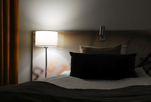  Phòng tối, yên tĩnh Ánh sáng chói và tiếng ồn lớn có thể khiến bạn đau đầu hơn. Vì vậy, khi bạn gặp cơn đau nửa đầu, tìm một chỗ nghỉ ngơi yên tĩnh, đóng cửa, kéo rèm để giảm bớt độ sáng. Việc này có thể giúp tăng tốc độ phục hồi của bạn.