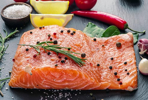  Vitamin B2 Vitamin B2 còn được gọi là riboflavin, có thể tìm thấy trong sữa, pho mát, cá và thịt gà. Bạn cũng có thể dùng như thuốc bổ sung. Các nghiên cứu cho thấy nó có thể giúp ngăn ngừa chứng đau nửa đầu.