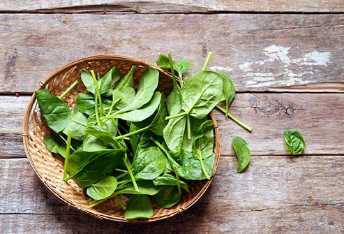  Magiê Bạn tìm thấy khoáng chất này trong rau màu xanh đậm, ngũ cốc nguyên hạt và các loại hạt. Nó sẽ không tác dụng ngay trong khi bạn đang có một cơn đau nửa đầu, nhưng một số nghiên cứu cho thấy bổ sung thường xuyên khoáng chất này có thể ngăn chặn những cơn đau.