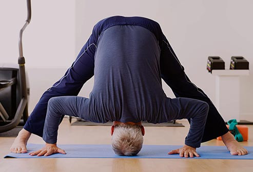  Yoga Tập thể dục giúp tim bơm máu tốt hơn, có thể ngăn ngừa chứng đau nửa đầu, nhưng ở một số người vận động mạnh cũng có thể là một yếu tố kích thích đau đầu. Yoga với các chuyển động chậm hơn sẽ là một giải pháp thay thế an toàn. Nghiên cứu cho thấy rằng các buổi tập yoga thường xuyên giảm số lượng các cơn đau đầu bạn gặp phải và làm cho chúng bớt căng thẳng hơn khi xảy ra.
