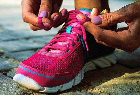  Tập thể dục Đừng thử khi bạn đang có cơn đau nửa đầu, bởi vì nó có thể làm bạn tổn thương nhiều hơn. Nhưng khi bạn cảm thấy khỏe, tập luyện thường xuyên có thể ngăn ngừa chứng đau nửa đầu. Thể dục làm cho cơ thể giải phóng endorphins, hóa chất chống lại đau. Nó cũng làm giảm căng thẳng và giúp ngủ ngon hơn.