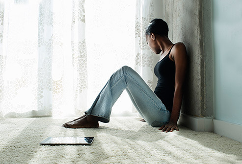  Dành quá nhiều thời gian một mình Không liên quan đến số người mà bạn quen biết hoặc tần suất gặp gỡ họ - điều quan trọng là bạn cảm thấy mình có sự kết nối với người khác. Nếu không, bạn có nhiều khả năng bị huyết áp cao, trầm cảm, các vấn đề về não (như bệnh Alzheimer) và viêm nhiễm. Nếu bạn cảm thấy luôn cô đơn một mình, hãy kết nối với gia đình, bạn bè hoặc tham gia một câu lạc bộ xã hội.