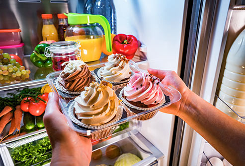  Ăn quá nhiều Ngay cả với các thực phẩm lành mạnh, việc ăn quá nhiều cũng có hại. Thói quen đó có thể dẫn đến bệnh tim, tiểu đường và huyết áp cao; nó cũng có thể làm tăng nguy cơ mắc một số loại ung thư. Tốt nhất nên kiểm tra khẩu phần bữa ăn để biết chính xác bạn nạp vào bao nhiêu calo mỗi ngày.