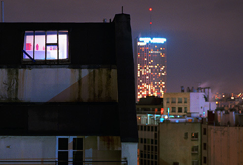  Ngủ ít Không ngủ đủ giấc, bạn không chỉ biến mình thành “zombie” vào ban ngày mà bạn cũng dễ bị huyết áp cao, bệnh tim, tiểu đường và trầm cảm. Bạn cũng có thể gặp khó khăn trong việc tìm hiểu và ghi nhớ mọi thứ. Hãy tạo thói quen đi ngủ và thức dậy đúng giờ, tốt nhất là có được 7-8 giờ ngủ mỗi đêm.