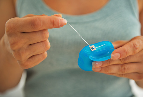  Bỏ qua chỉ nha khoa Bạn nghĩ rằng đánh răng sau mỗi bữa ăn là đủ? Không, bạn cần phải làm sạch giữa các kẽ răng để tránh mảng bám và vi khuẩn gây sâu răng. Quá nhiều mảng bám cũng có thể dẫn đến bệnh nướu răng, một tình trạng nghiêm trọng liên quan đến các vấn đề sức khỏe khác như đột quỵ, bệnh tim và tiểu đường.