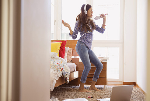  Âm lượng tai nghe quá to Âm thanh được đo bằng decibel. Cuộc trò chuyện bình thường là khoảng 60 decibel. Tốt nhất hãy để âm lượng trong tai nghe dưới 75 (to bằng tiếng máy hút bụi) để an toàn. Và đừng nghe nhiều hơn một giờ liên tục. Bạn có nhiều khả năng bị mất thính lực khi bạn già đi nếu tiếp xúc quá nhiều với tiếng ồn.