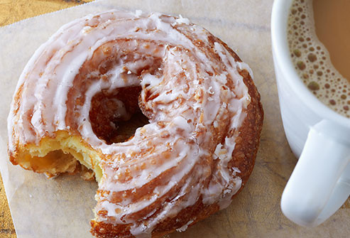  Ăn vặt Soda, kẹo, và bánh ngọt có rất nhiều calo nhưng ít dinh dưỡng. Những món ăn vặt này đưa đường vào máu rất nhanh, gây nên những vấn đề sức khỏe nghiêm trọng như béo phì, tiểu đường và bệnh tim. Carbs phức tạp với nhiều chất xơ và dinh dưỡng – như ngũ cốc nguyên hạt, trái cây và rau quả - mất nhiều thời gian để tiêu hóa, thỏa mãn cơn đói và cung cấp năng lượng ổn định.