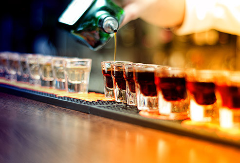  Uống quá nhiều Những người uống quá nhiều đồ uống có cồn có nhiều khả năng mắc các bệnh gan, thận, các vấn đề tiêu hóa, các vấn đề về tim, tổn thương xương và thậm chí một số bệnh ung thư. Các nghiên cứu đã chỉ ra rằng uống vừa phải, tương đương mức 1 lon bia, 1 ly rượu vang 150ml và khoảng 40ml rượu cho nữ và lượng gấp đôi cho nam là vừa đủ.