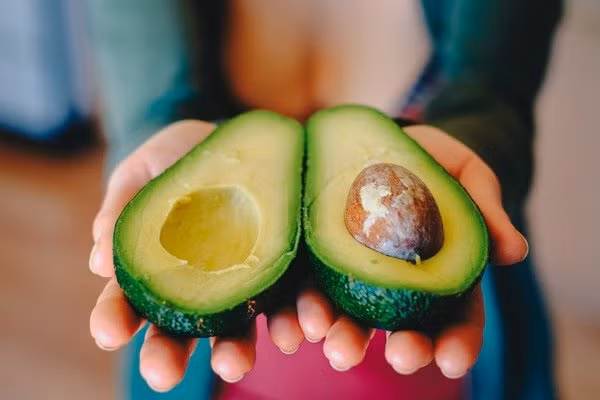 Bạn hoàn toàn phải cắt giảm tất cả lượng chất béo. Chất béo bão hòa được tìm thấy trong thịt, vì vậy thịt nạc càng tốt. Transfats thực sự là xấu, không thể giúp bạn giảm cân.