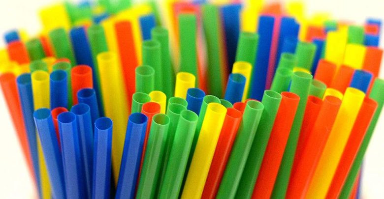 Thậm chí, những phẩm màu làm ra ống hút nhựa thường có thành phần là những kim loại nặng và huỳnh quang nên khả năng gây ung thư rất lớn. Ảnh giadinhviet.