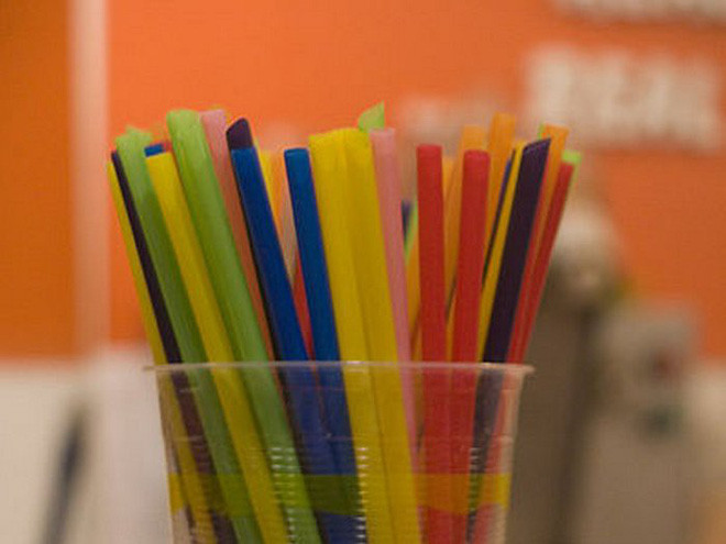 Sử dụng ống hút nhựa có thể tạo ra những nếp nhăn xung quanh miệng, ảnh hưởng đến ngoại hình của bạn rất nhiều. Ảnh genkcdn.