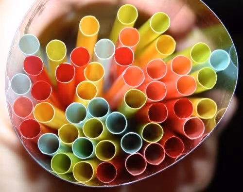 Lý do là vì chúng ta thường uống nhiều hơn khi sử dụng ống hút, thay vì uống trực tiếp từ ly, tách. Chính vì thế, nếu bạn uống 1 loại nước có calorie cao bằng ống hút nhựa, chuyện tăng cân là điều tất yếu. Ảnh vietbao.