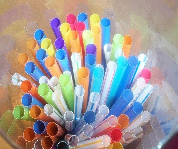 Ngoài ra, nên tránh sử dụng những ống hút to vì chúng sẽ khiến những nếp nhăn hình thành nhiều và sớm hơn. Ảnh lynhuanapcaugiare.