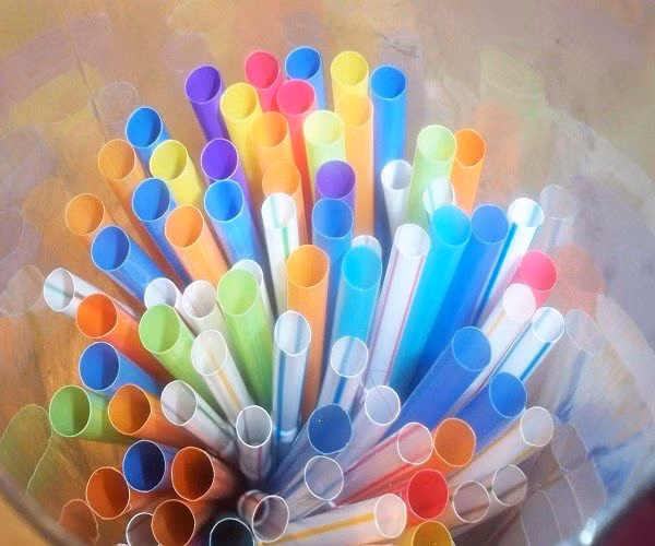 Ngoài ra, nên tránh sử dụng những ống hút to vì chúng sẽ khiến những nếp nhăn hình thành nhiều và sớm hơn. Ảnh lynhuanapcaugiare.