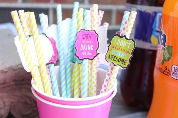 Nhằm tiết kiệm chi phí, nhiều người bán hàng thường thu gom ống hút nhựa đã sử dụng và rửa qua loa bằng nước để tái sử dụng cho ngày hôm sau. Ảnh investo.