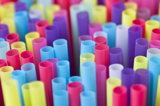 Bên cạnh đó, khi bạn uống bằng ống hút là bạn đã vô tình tạo nên nhiều bọt khí trong dạ dày, khiến bạn cảm thấy khó chịu vì đầy hơi. Ảnh tapchigiaothong.