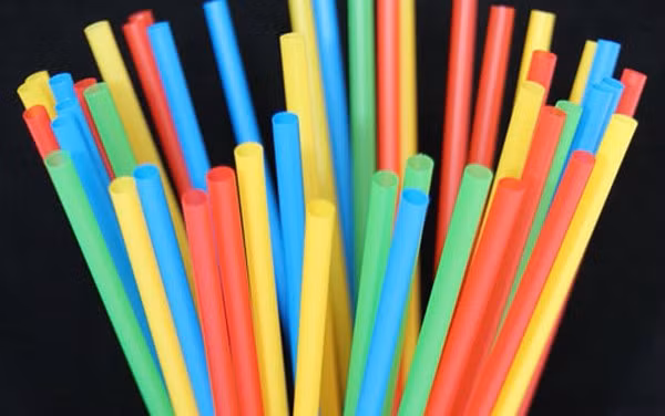 Sử dụng ống hút bằng nhựa là một trong những nguyên nhân gây hôi miệng, tạo ra những mảng bám và sâu răng. Ảnh vov.