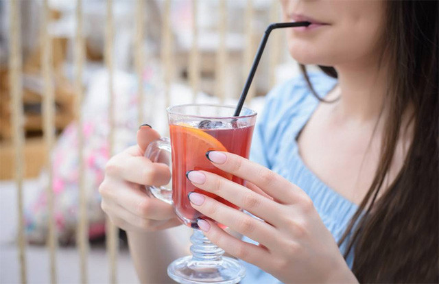 Ống hút nhựa không phải nguyên nhân trực tiếp khiến bạn tăng cân nhưng nó sẽ tiếp tay cho việc đó. Ảnh tapchihoaky.