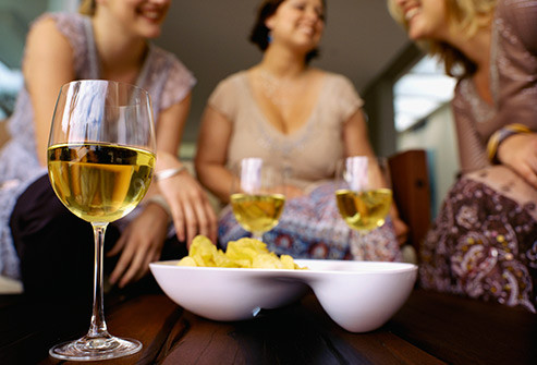  Bệnh gan nhiễm mỡ có cồn Những người uống nhiều - nhiều hơn một ly mỗi ngày cho phụ nữ và hai ly dành cho nam giới – có nguy cơ cao bị bệnh này. Người béo phì hoặc phụ nữ có nguy cơ cao hơn. Đây có thể là giai đoạn đầu tiên của các vấn đề nghiêm trọng hơn. Nếu bạn tiếp tục uống rượu, bạn có thể tiếp tục bị viêm gan do rượu, xơ gan, suy gan và tỷ lệ ung thư gan cao hơn.