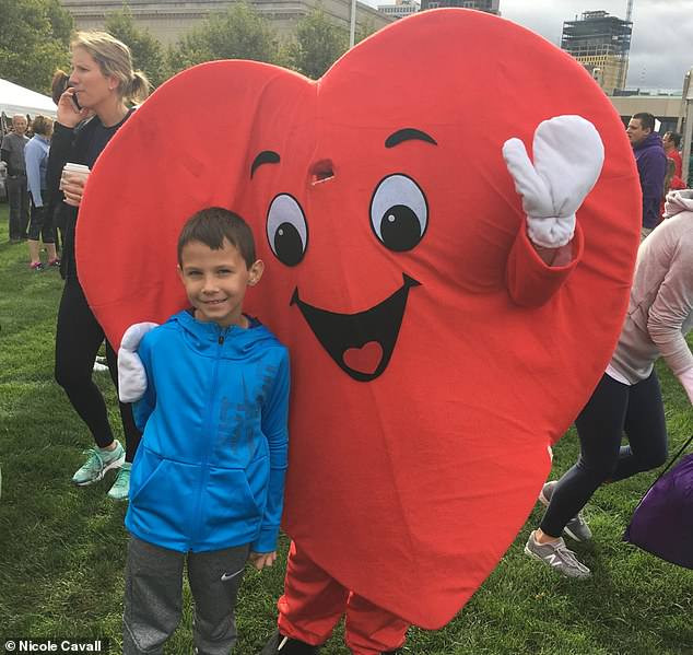 Các bác sĩ phẫu thuật đã đặt một ống thông vào trong động mạch của Stephen giúp mở rộng xung quanh cục máu đông và thông tắc để phục hồi lưu lượng máu.