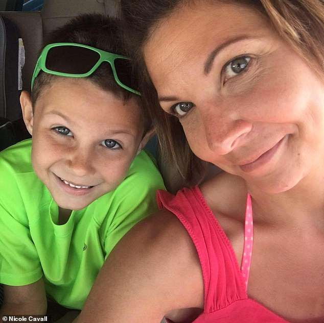 Khoảng 12 trong 100.000 trẻ em dưới 18 tuổi bị đột quỵ. Trẻ em thường không được điều trị sớm trong vòng 24 giờ sau khi bắt đầu cơn đột quỵ do mọi người còn thiếu nhận thức chung về đột quỵ ở trẻ em.