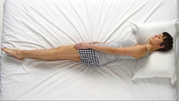 Tốt hơn: Đặt một chiếc gối mềm hoặc chăn hay khăn bông gấp giữa hai đầu gối để giảm bớt áp lực lên hông.