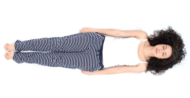 Tốt hơn: Để tránh đau mỏi khi nằm ngửa, hãy đặt một cái gối hoặc khăn cuộn ở dưới khoeo chân, giúp hỗ trợ các đường cong tự nhiên của cột sống của bạn và có thể làm giảm cơ hội đau lưng của bạn. Nếu bạn bị ngáy hoặc bị ngưng thở khi ngủ, tốt nhất là nên ngủ nghiêng.