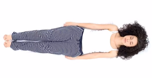 Tốt hơn: Để tránh đau mỏi khi nằm ngửa, hãy đặt một cái gối hoặc khăn cuộn ở dưới khoeo chân, giúp hỗ trợ các đường cong tự nhiên của cột sống của bạn và có thể làm giảm cơ hội đau lưng của bạn. Nếu bạn bị ngáy hoặc bị ngưng thở khi ngủ, tốt nhất là nên ngủ nghiêng.